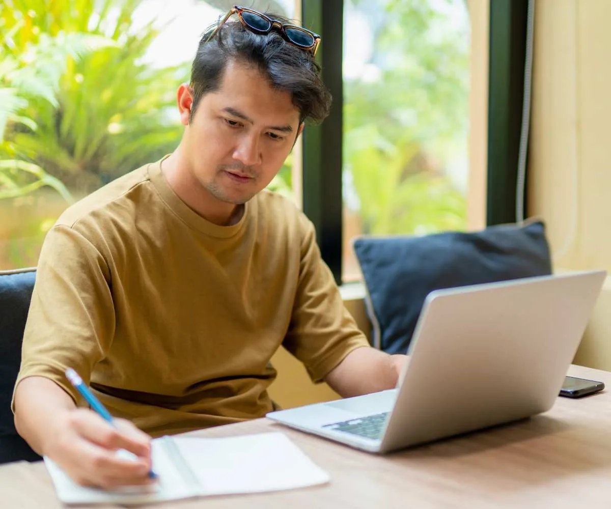 How to Get Recruiters to Notice You on LinkedIn